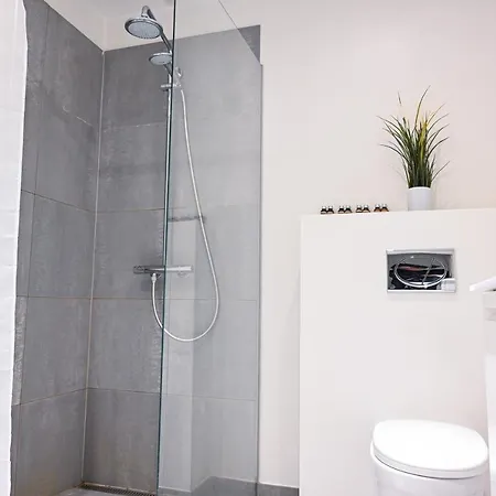 Spacious 2-bedroom In The Trendy Area Of Vesterbro Apartment *