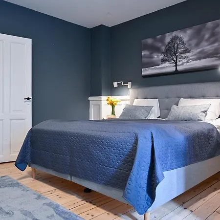 Spacious 2-bedroom In The Trendy Area Of Vesterbro Apartment *
